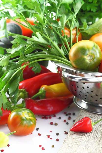 Zbliżenie na warzywa i przybory kuchenne